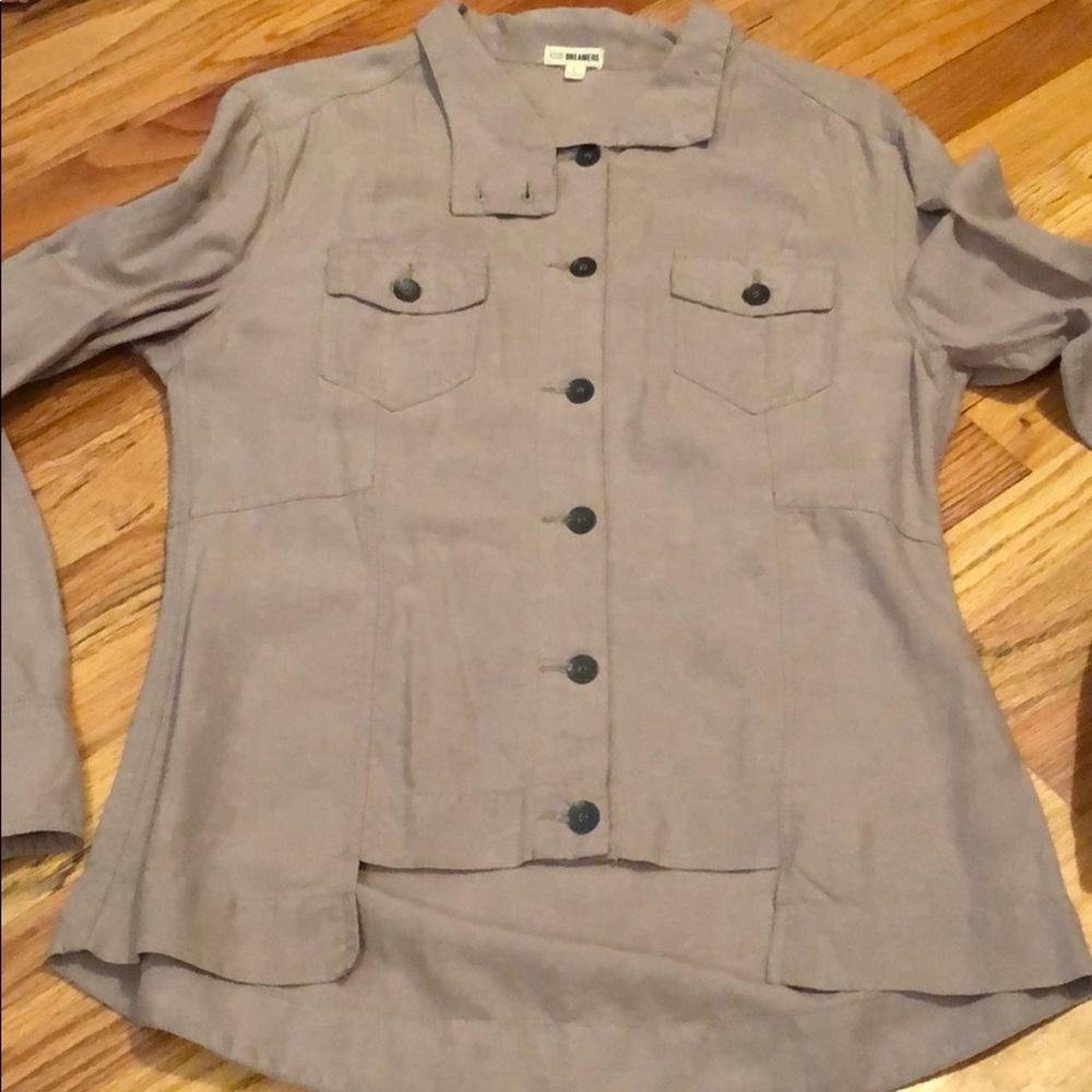 Flattering button down top - Picture 2 of 3
